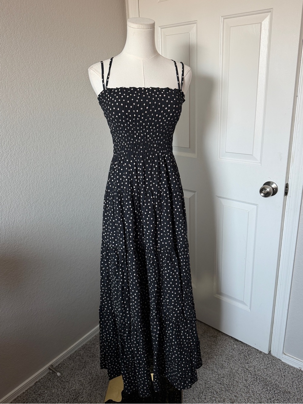 Abercrombie & Fitch smocked bodice maxi dress black-and-white polkadot - Picture 2 of 5